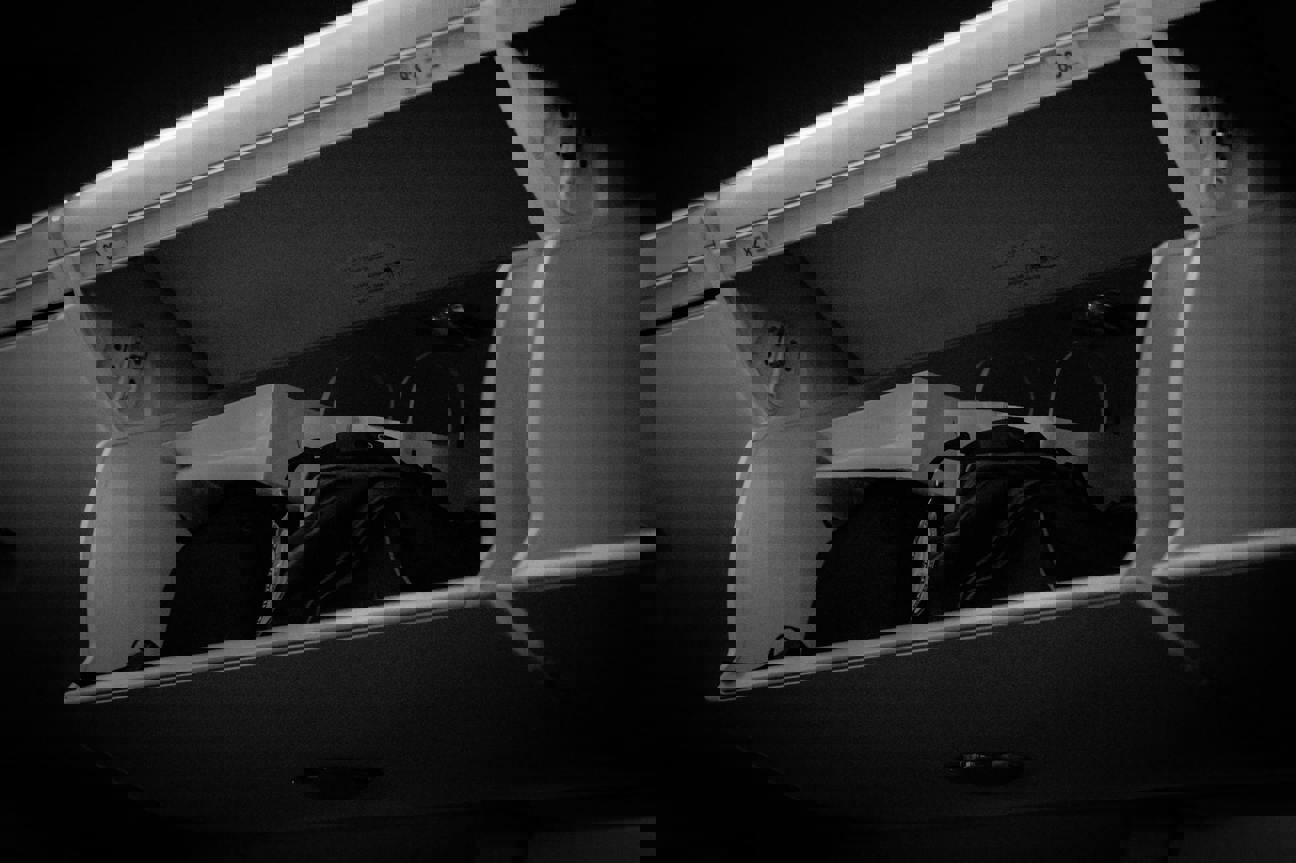 Třináct hodin nad mraky s tichým společníkem aneb když se let změní v drama