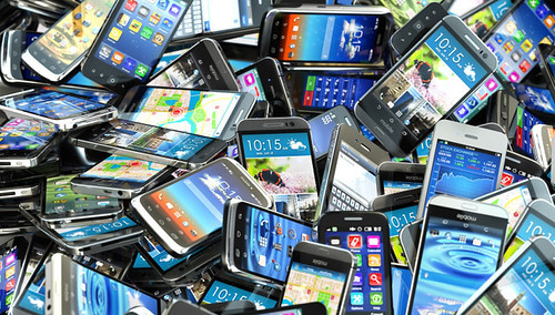 Proč vaše staré iPhony v šuplíku chátrají a jak z nich dostat peníze dřív, než bude pozdě