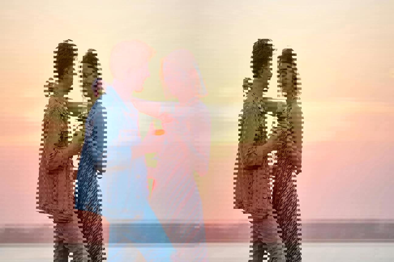 Když už i swipování bolí: Proč se vracíme k rande, která voní kávou a trémou