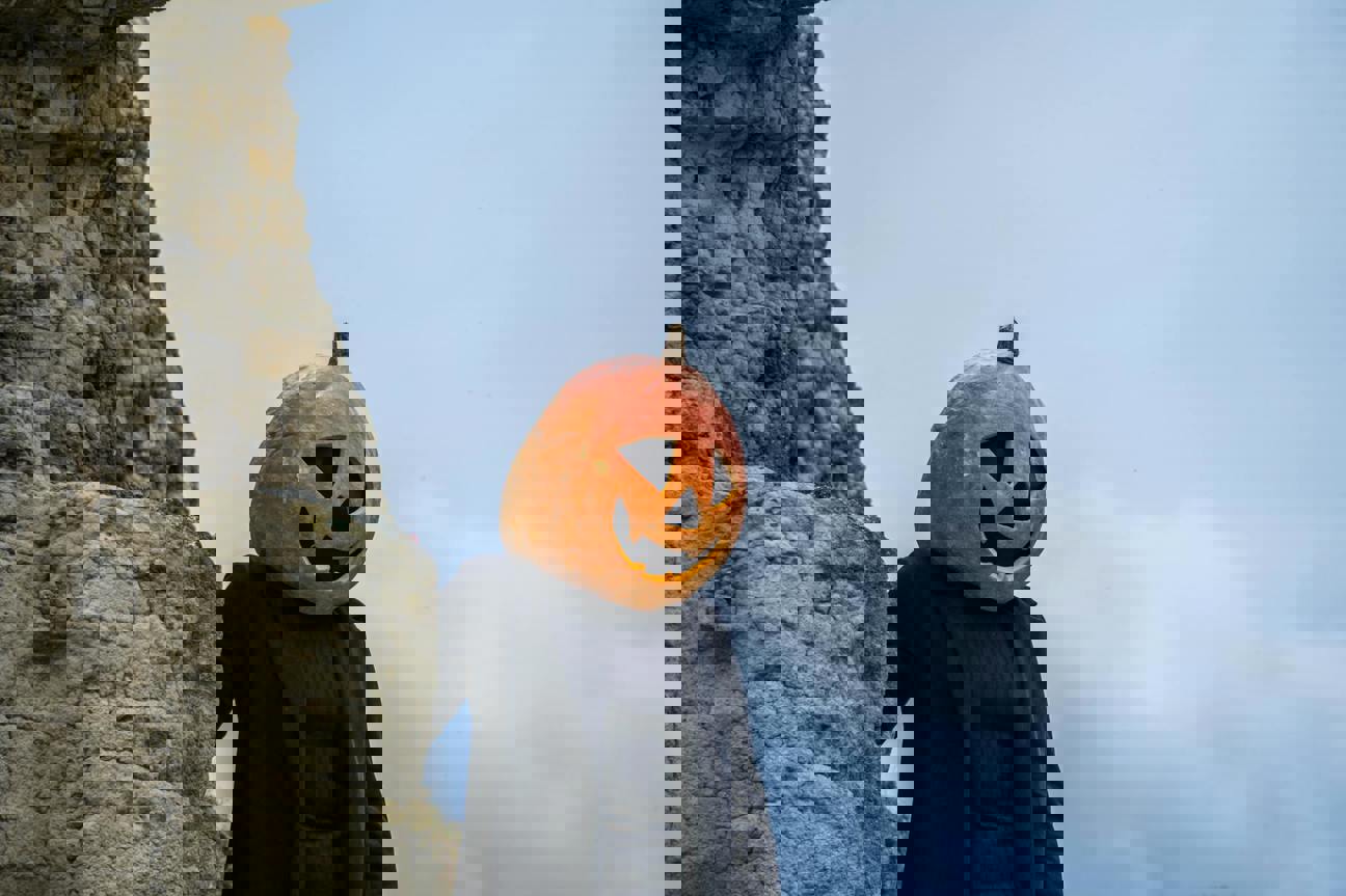 Proč se Apple TV+ stává útočištěm pro odvážné žánry a co nám přinese dubnová novinka z prokletého ostrova