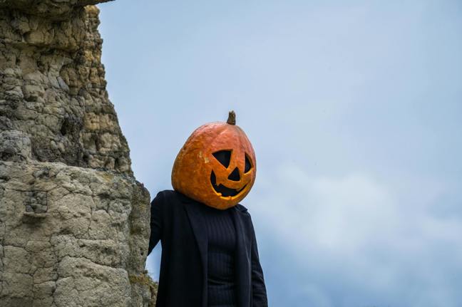 Proč se Apple TV+ stává útočištěm pro odvážné žánry a co nám přinese dubnová novinka z prokletého ostrova