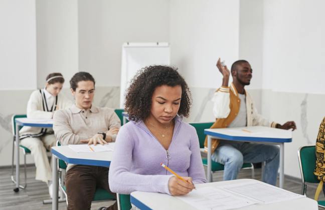 Mýtus o rovném startu: Proč jsou přijímačky na střední školy spíš testem rodinného zázemí