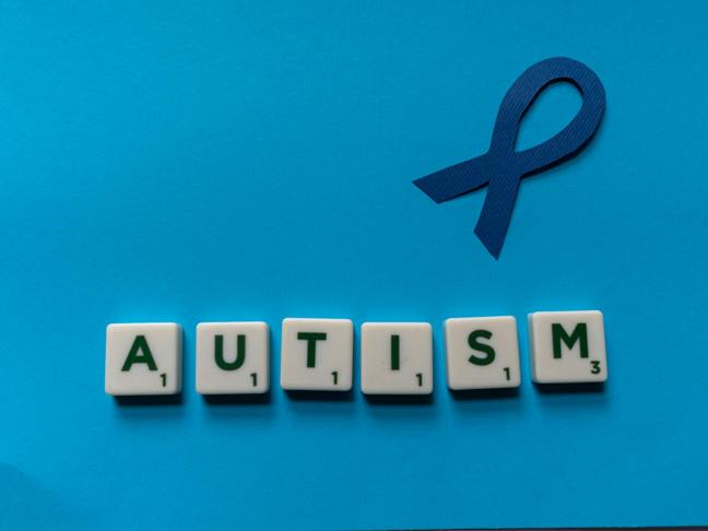 Modrá barva v ulicích: Proč v Rokycanech svítí radnice a co nám to říká o komunikaci