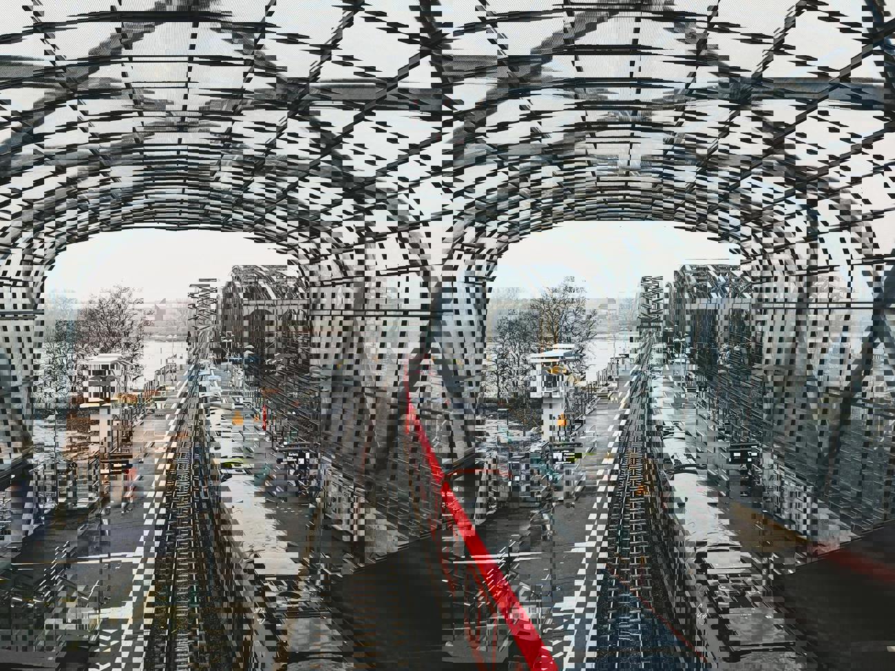 České koleje jako digitální paradox: Hustá síť, která zatím jen vyhlíží budoucnost