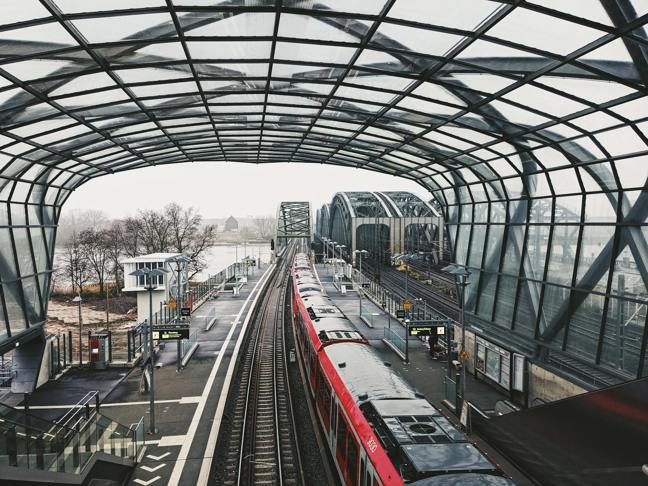 České koleje jako digitální paradox: Hustá síť, která zatím jen vyhlíží budoucnost