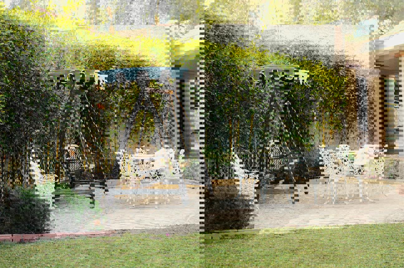 Zahrada, která se nebojí mraků: Jak si užít venkovní pohodu i za deště