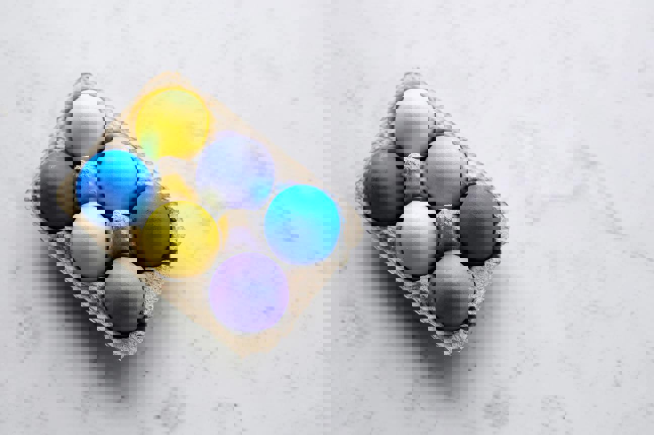 Tiché ráno po svátcích a ošatka plná barevných vajíček