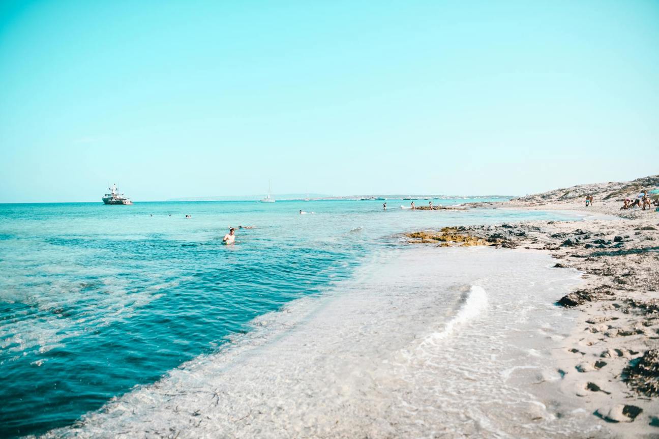 Návrat k písku mezi prsty: Proč Formentera dává sbohem řadám lehátek