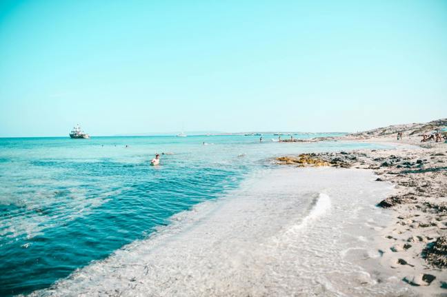 Návrat k písku mezi prsty: Proč Formentera dává sbohem řadám lehátek