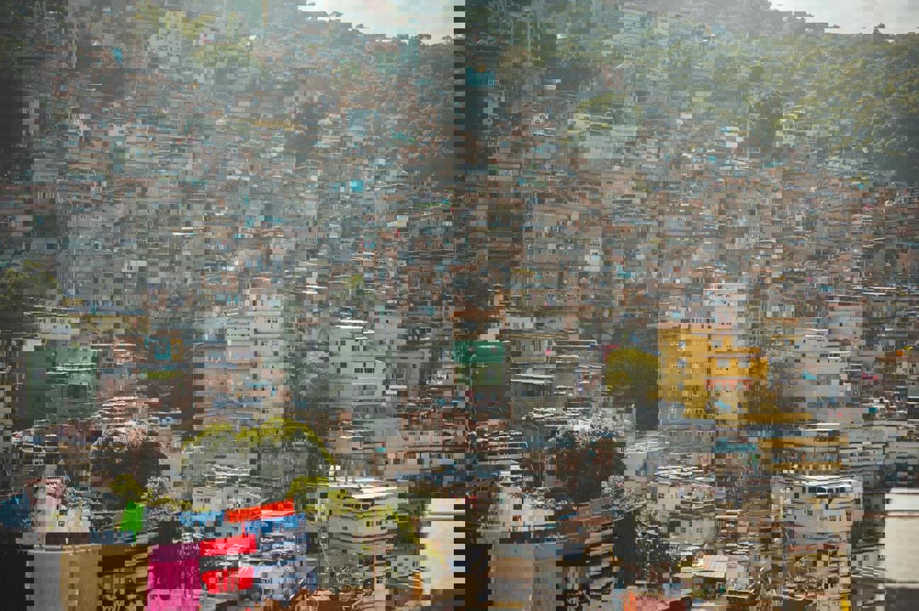 Krása mezi kabely: Proč teď všichni míří na střechy brazilských favel