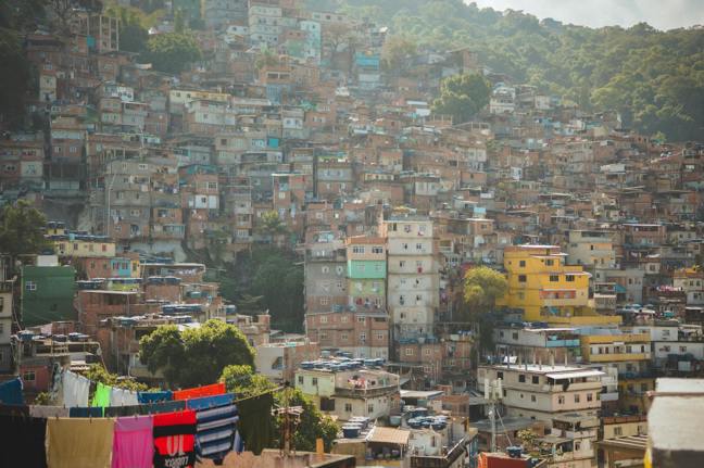 Krása mezi kabely: Proč teď všichni míří na střechy brazilských favel